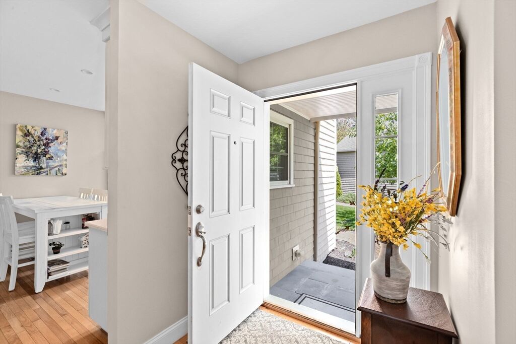 Property Photo:  5 Alexander Pl 5  MA 02066