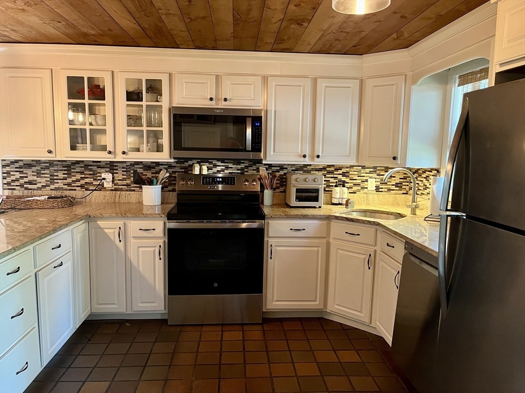 Property Photo:  19 Greenwood Village St 19  MA 02356 