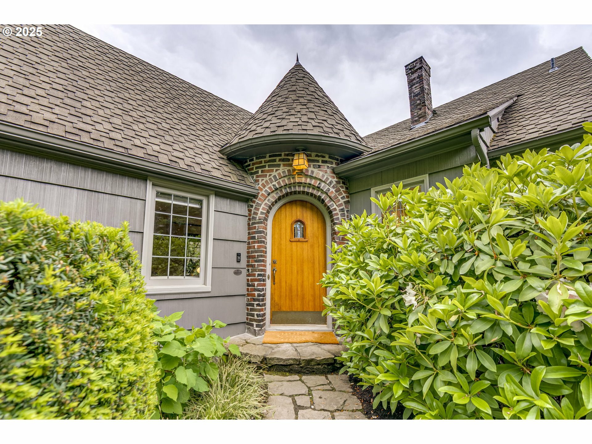 Property Photo:  7111 SE Reed College Pl  OR 97202 