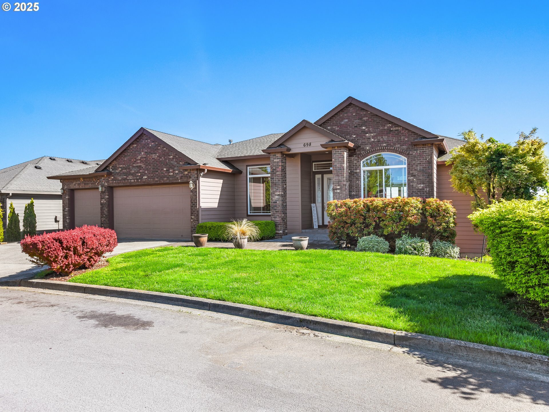 Property Photo: 698 W Dogwood St WA 98671