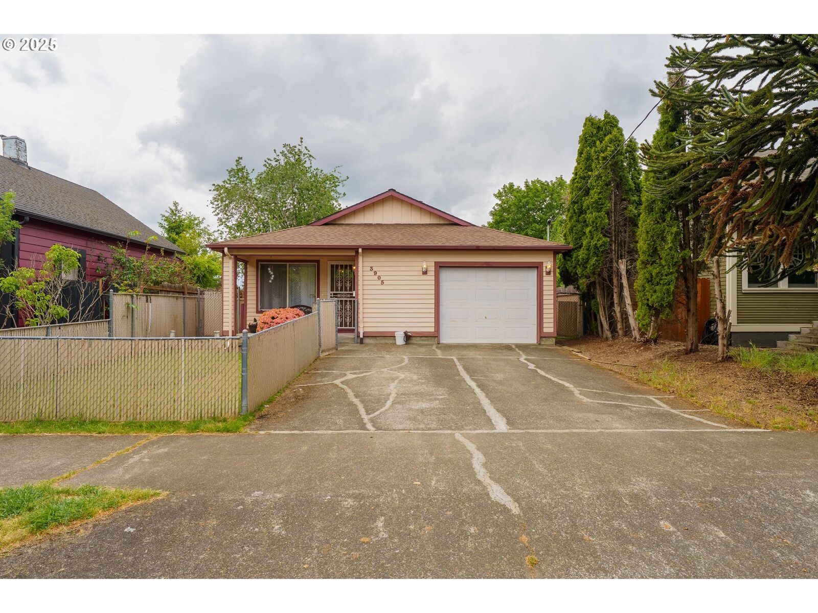Property Photo:  3905 SE 69th Ave  OR 97206