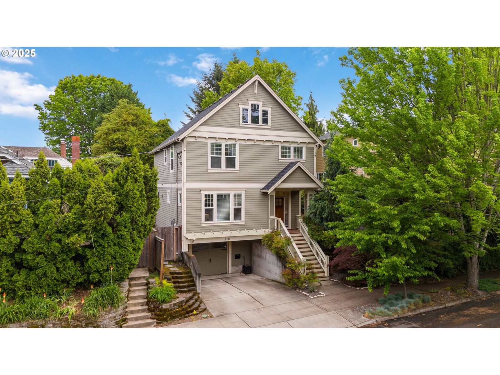 Property Photo:  2821 SE Schiller St  OR 97202 