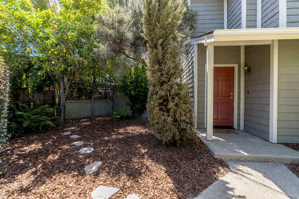 Property Photo:  522 W Victoria Street C  CA 93101 