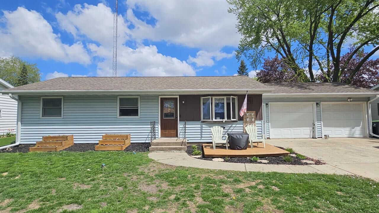 Property Photo:  1028 Maple Avenue  WI 53963 