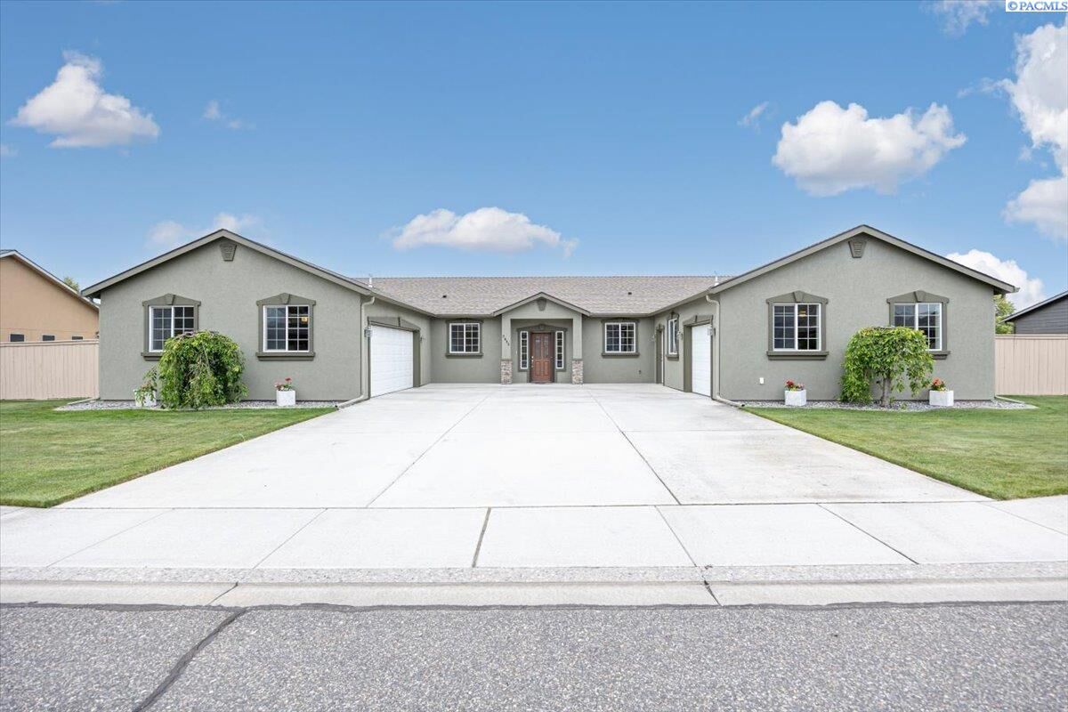 Property Photo: 2953 Crosswater Loop WA 99354
