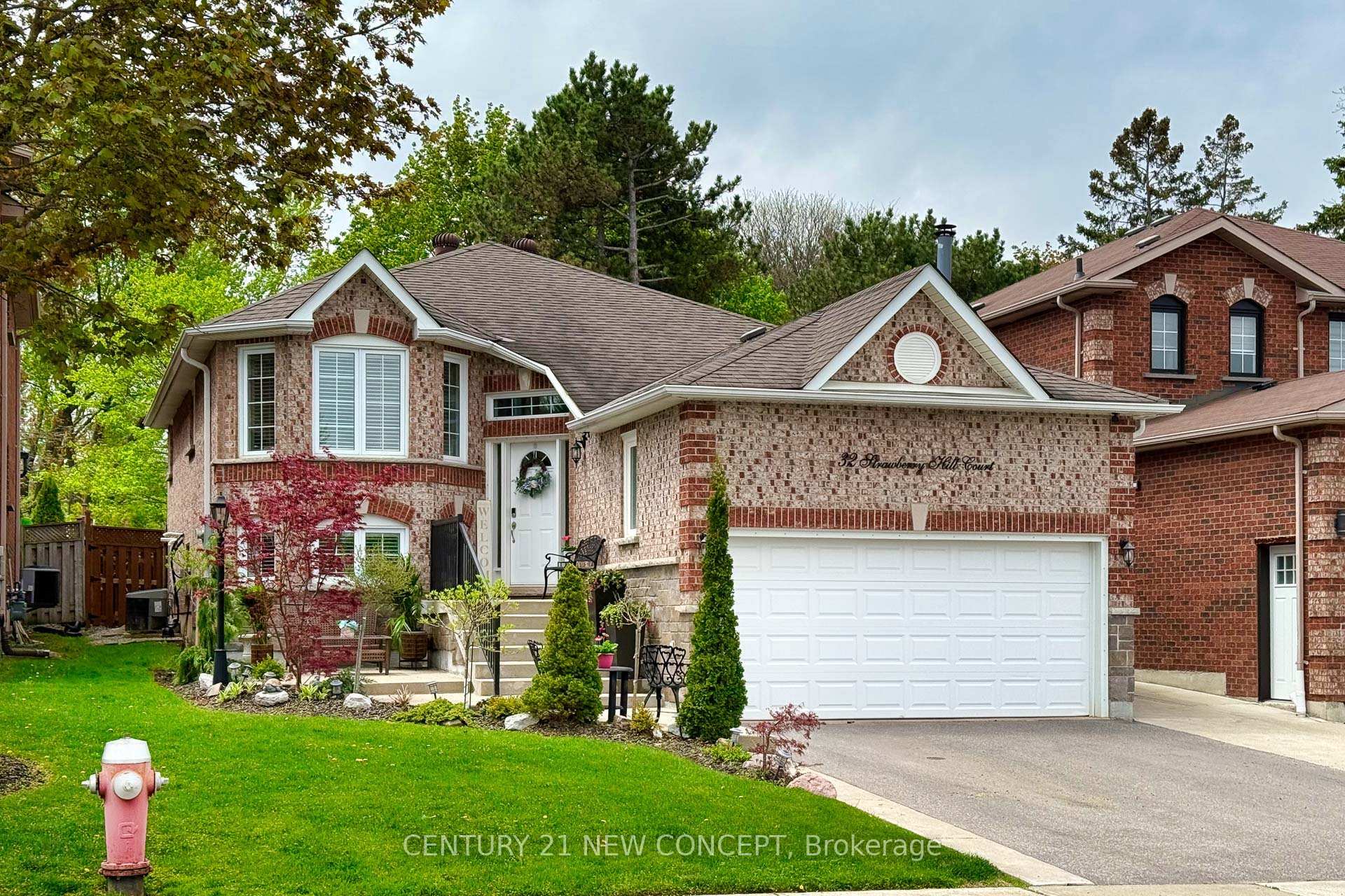Property Photo: 32 Strawberry Hill Crt N/A ON L7E 1S1