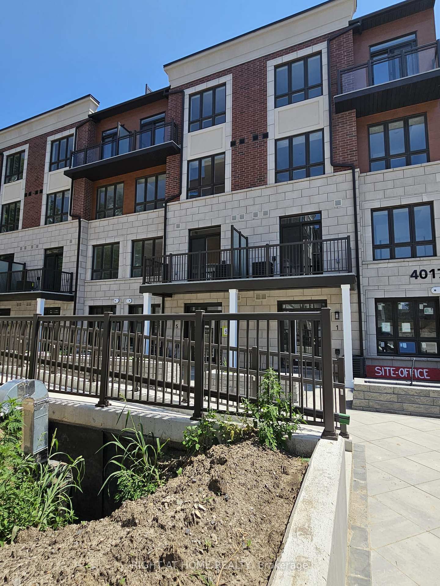 Property Photo:  4017 Hickory Drive 5  ON L4W 1L1 