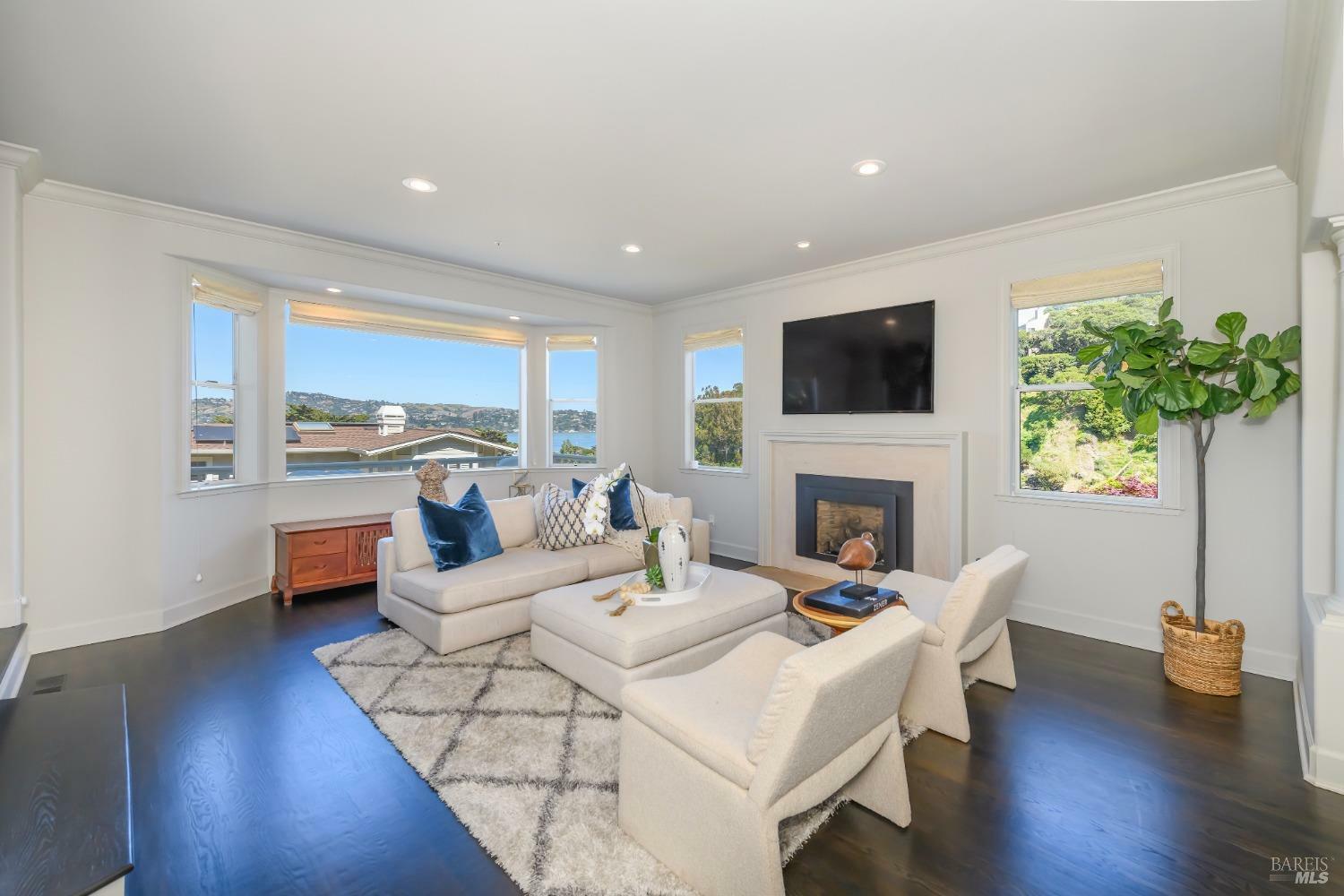 Property Photo:  2 Spring Hill Circle  CA 94965 
