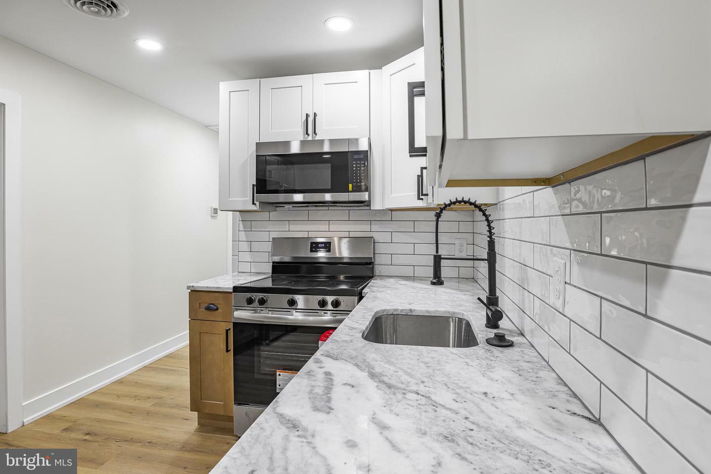 Property Photo: 9 Meadowbrook Avenue DE 19804
