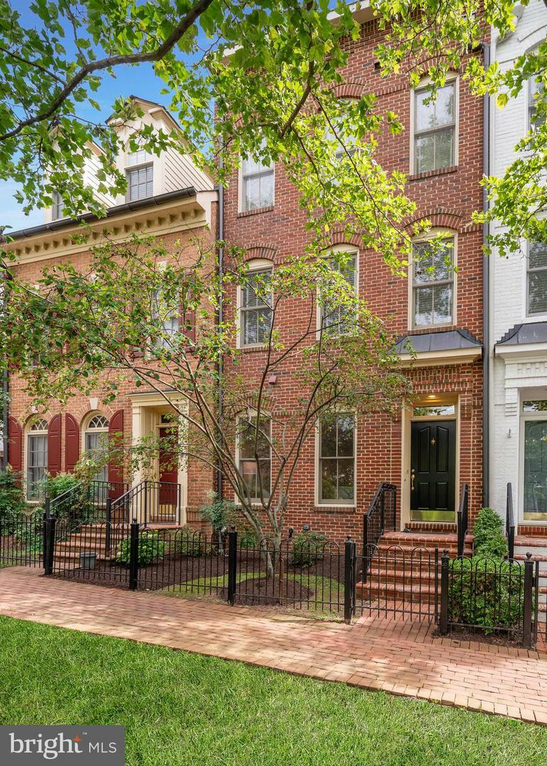 Property Photo: 418 Cook Street VA 22314