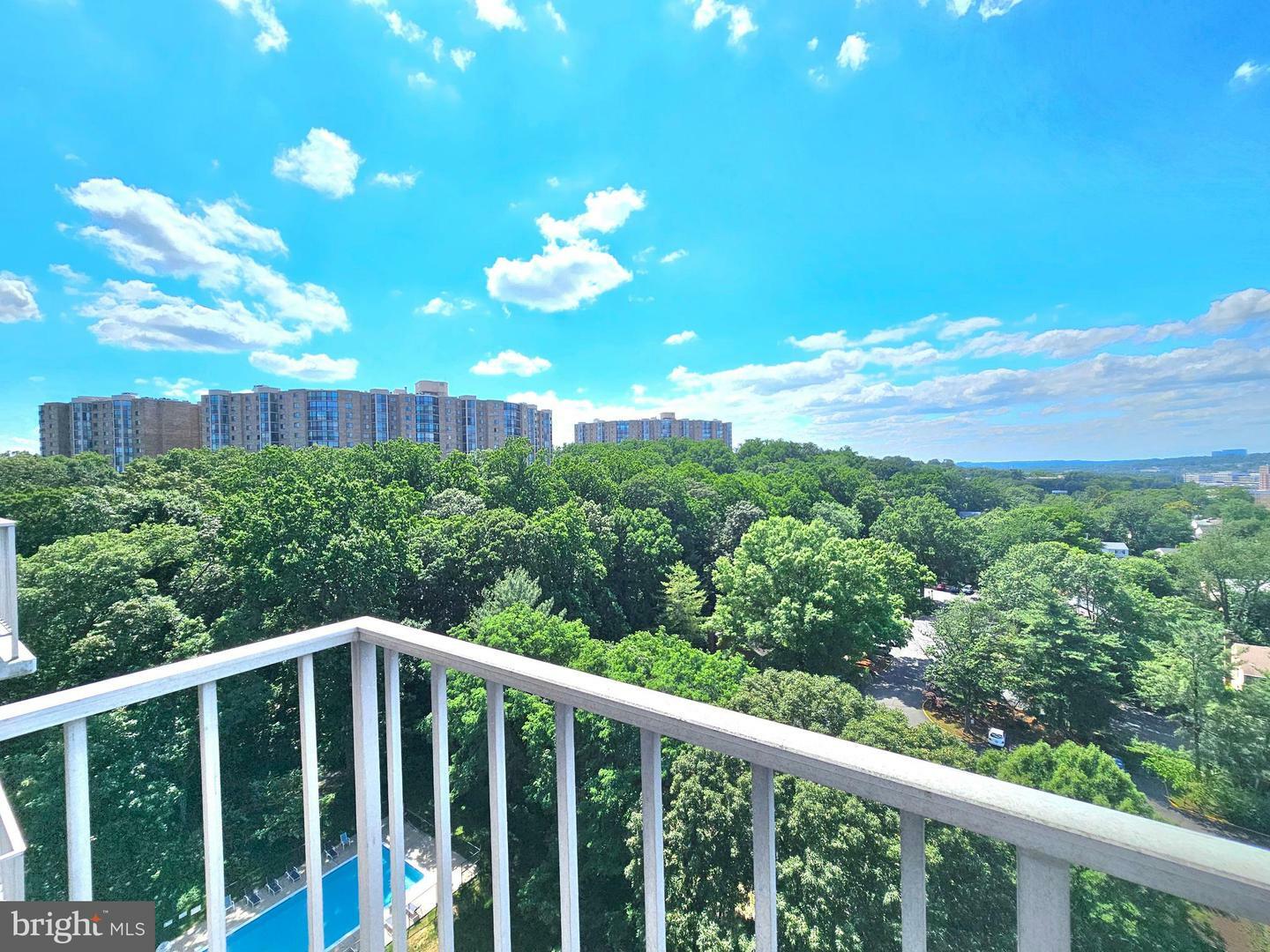 Property Photo: 2059 Huntington Avenue 1608 VA 22303