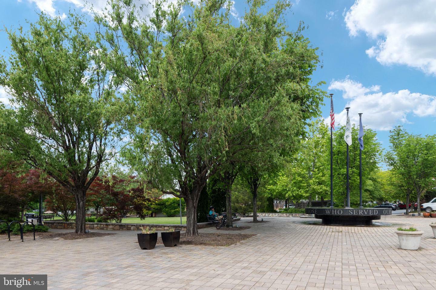 Property Photo: 113 Pleasant Street NW 6 VA 22180