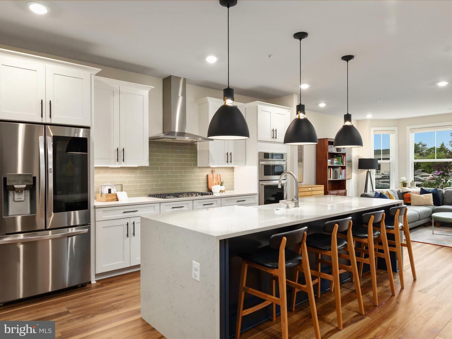 Property Photo: 113 Pleasant Street NW 6 VA 22180