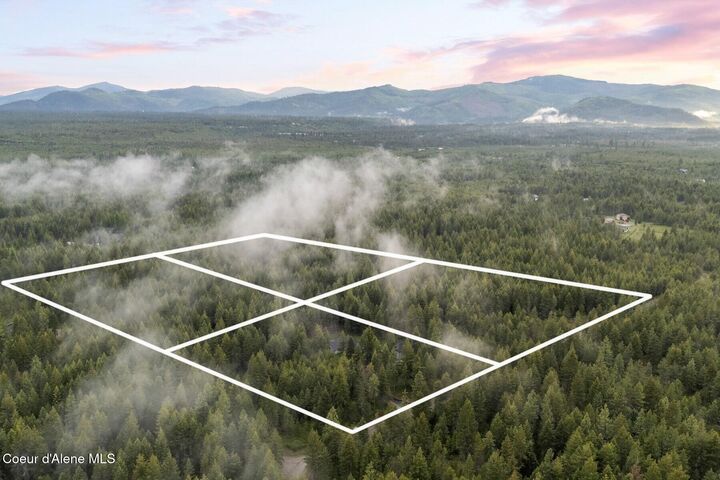 Property Photo:  990 Goldfinch Ln  ID 83869 