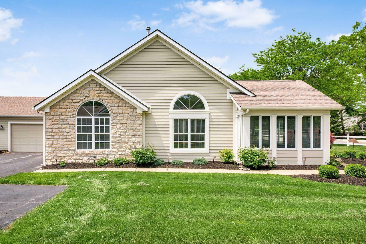 Property Photo: 6323 Pinehurst Pointe OH 43082