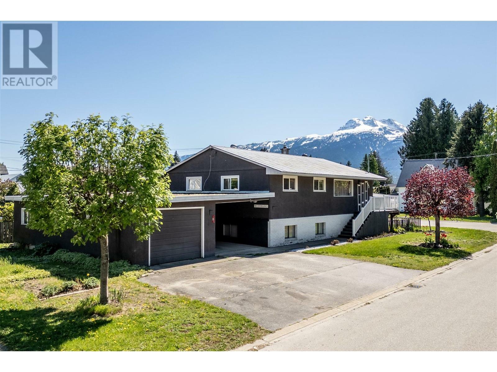 402 Seventh Street East  Revelstoke BC V0E 2S0 photo
