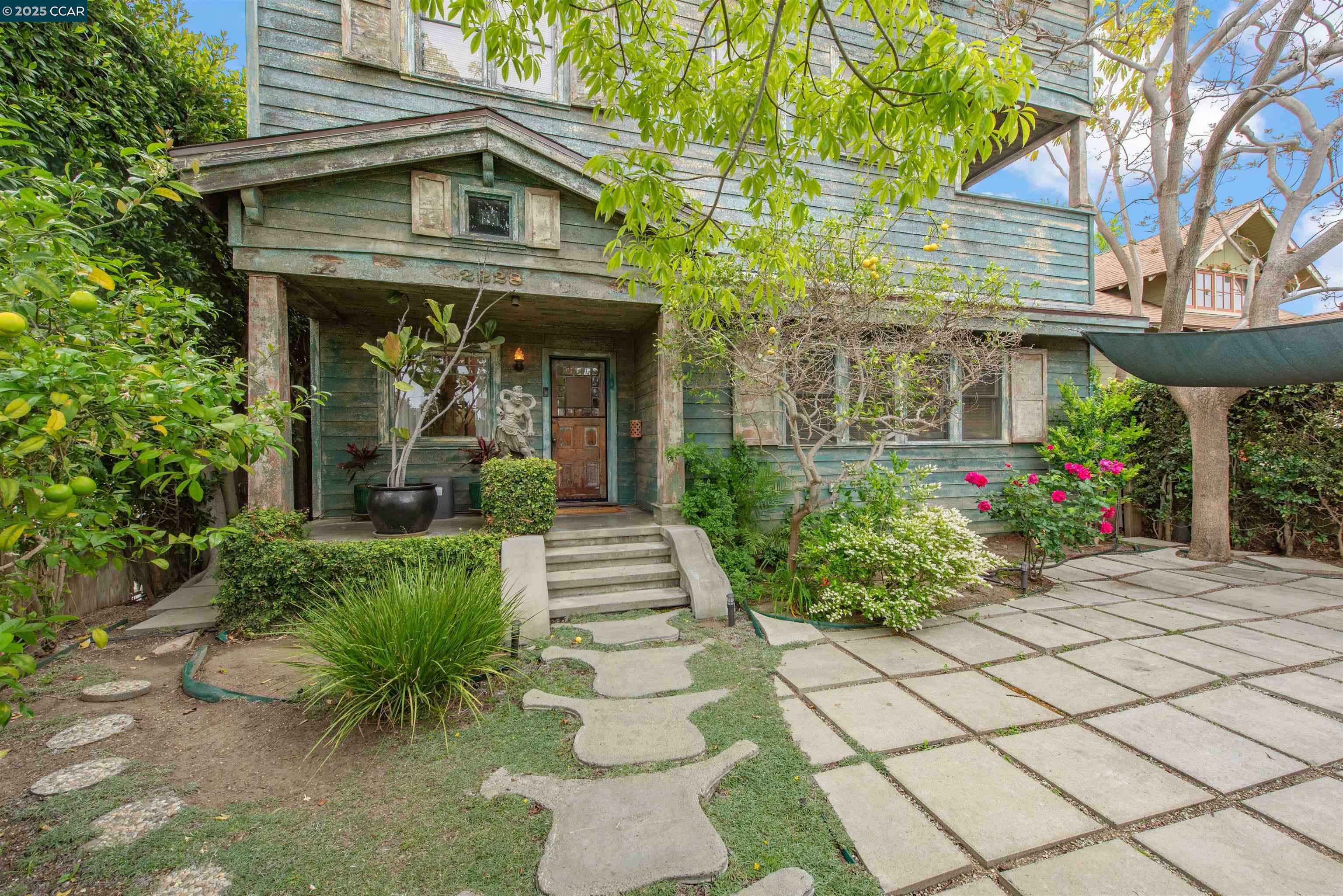 Property Photo: 2228 Walnut Ave CA 90291