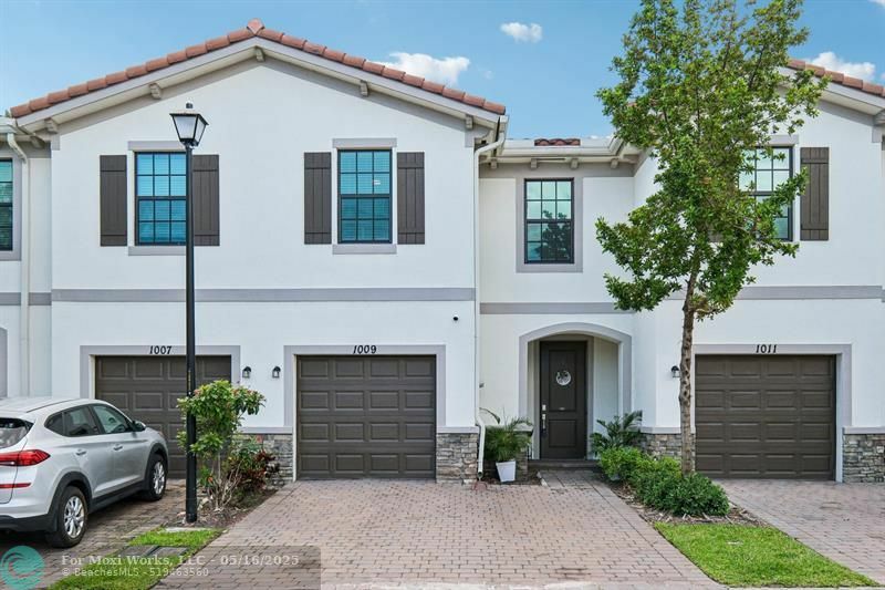 Property Photo: 1009 Kapok Ln FL 33410