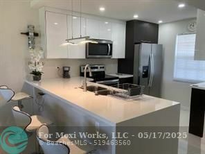 Property Photo: 565 Oaks Ln 305 FL 33069