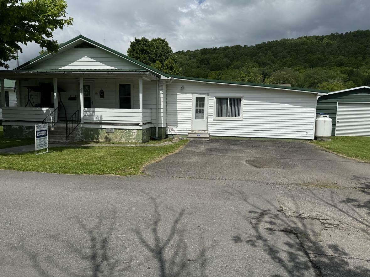 421 9th St  Rainelle WV 25962 photo