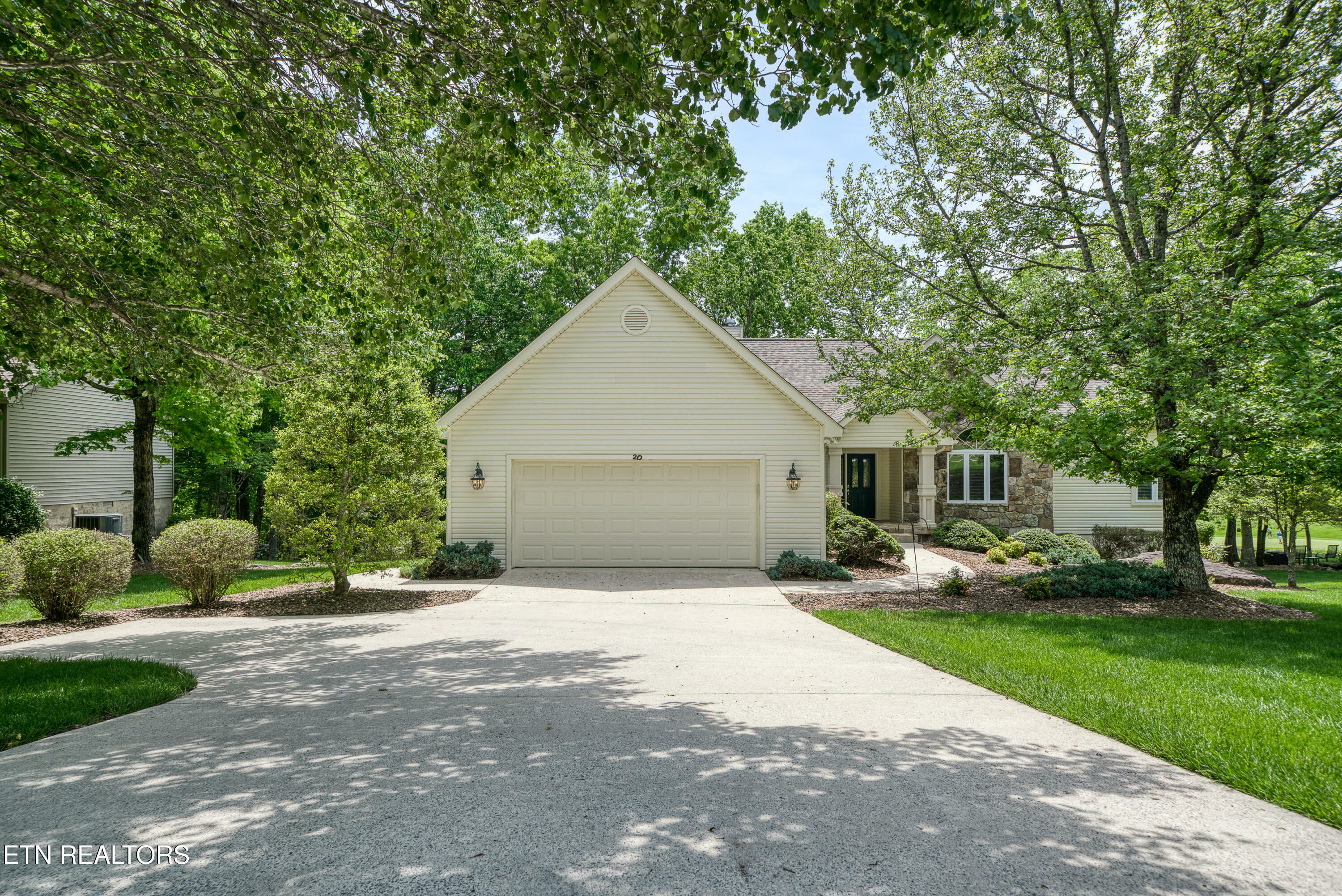 Property Photo: 20 Castlebridge Lane TN 38558