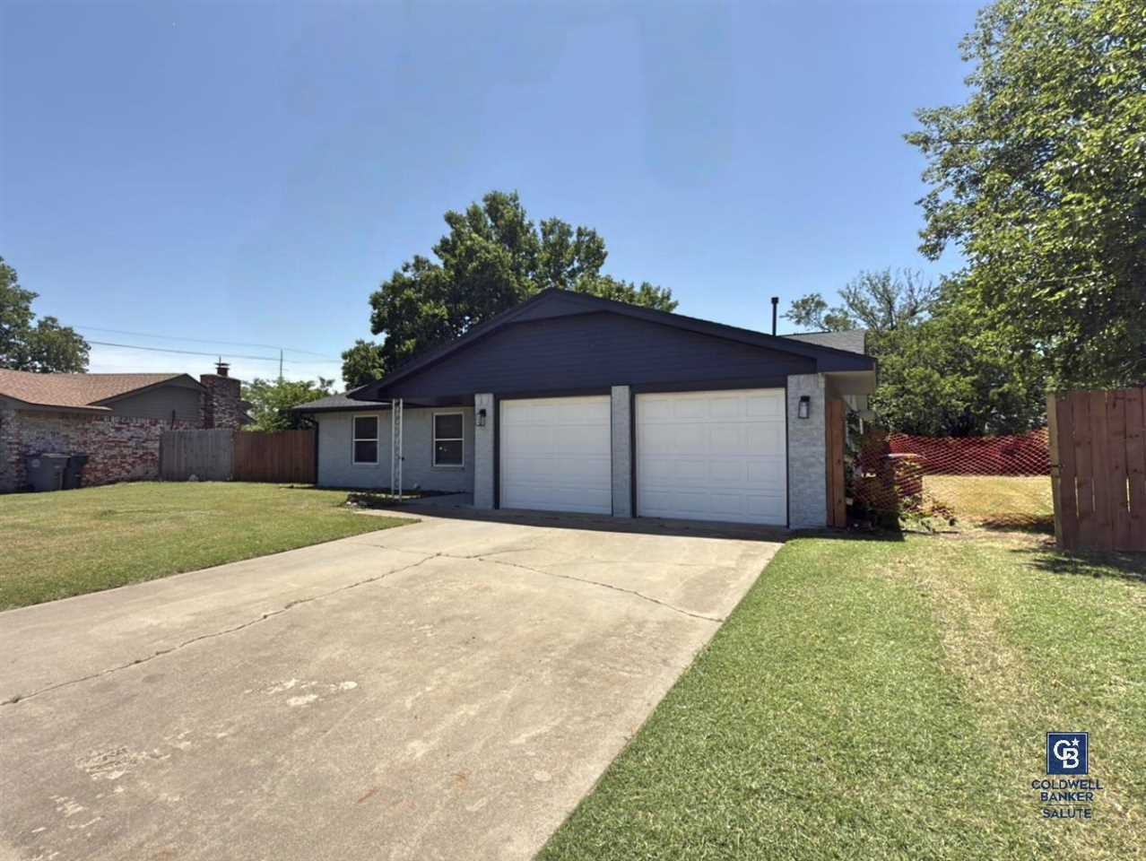 Property Photo: 5414 NW Cottonwood Dr OK 73505
