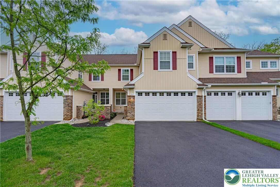 Property Photo:  909 Iron Lane  PA 18040 