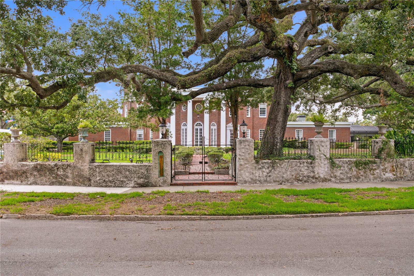 5002 S Shore Crest Circle  Tampa FL 33609 photo