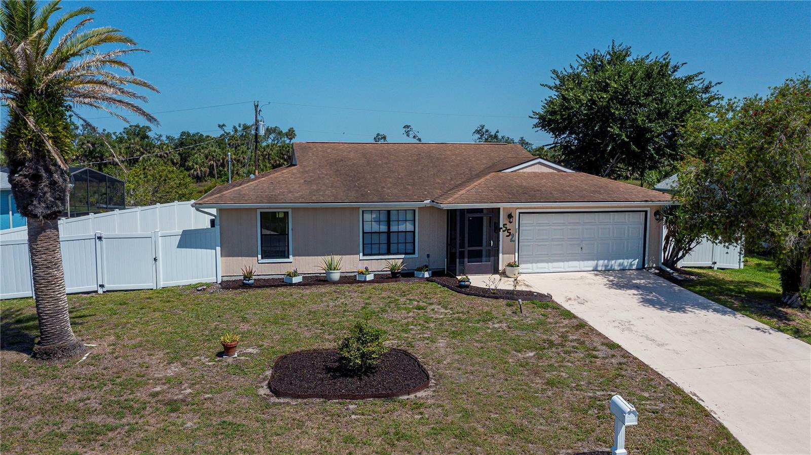 Property Photo: 552 Bellaire Drive FL 34293