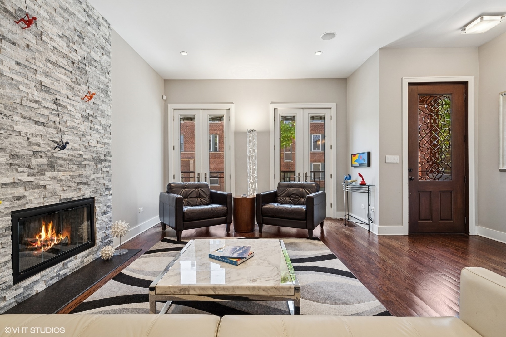 Property Photo: 3005 N Honore Street IL 60657