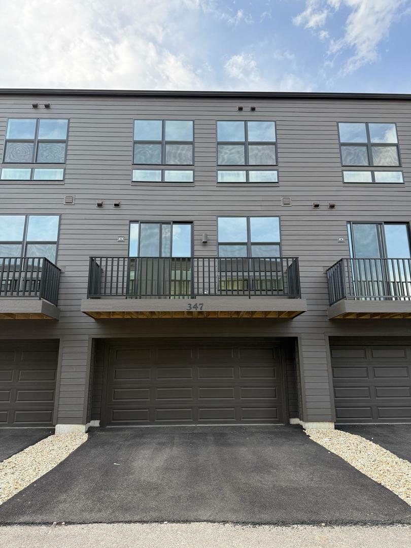 Property Photo: 347 Summit Circle IL 60148