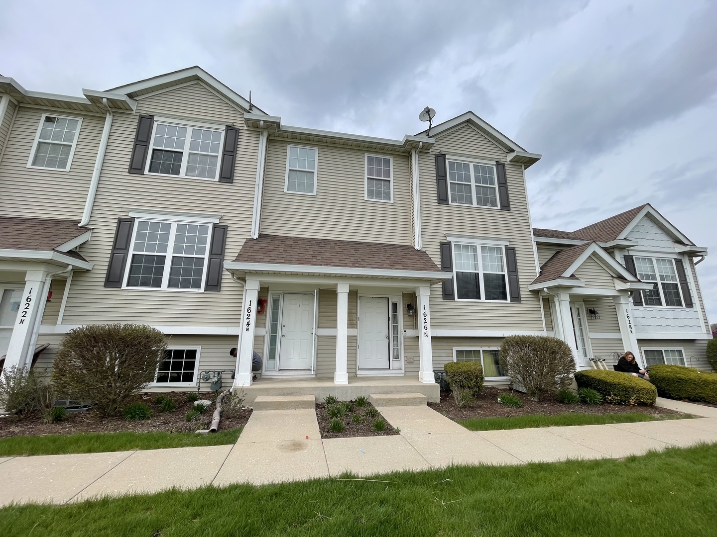 Property Photo: 1624 Fieldstone Drive N IL 60404