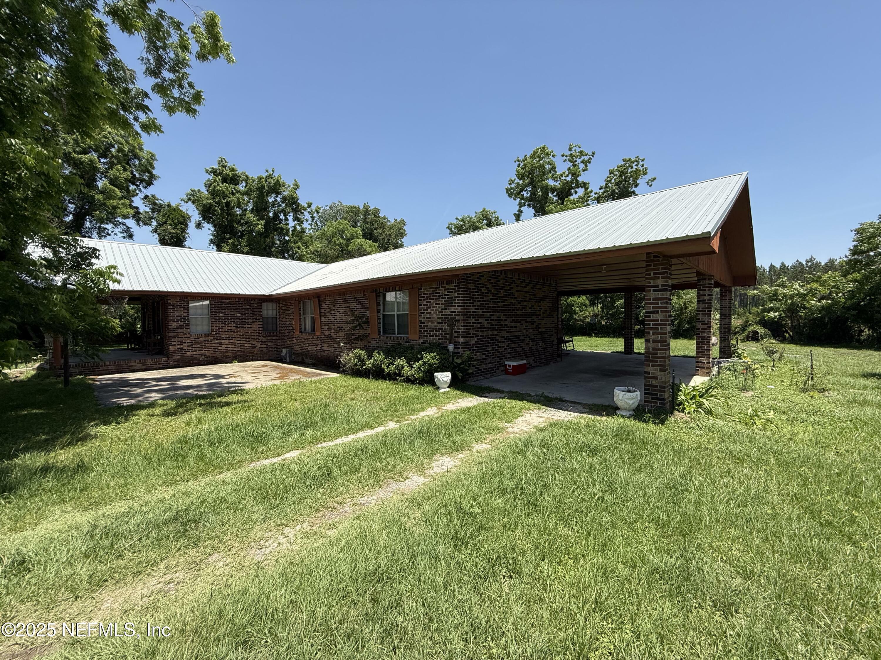 Property Photo: 17073 Jack Dowling Circle FL 32087