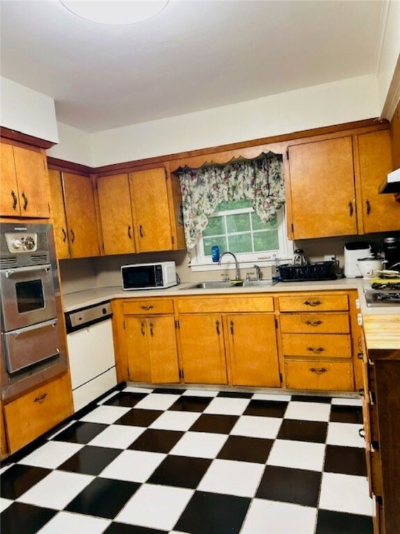 Property Photo: 1002 N Pleasant Street AR 72764