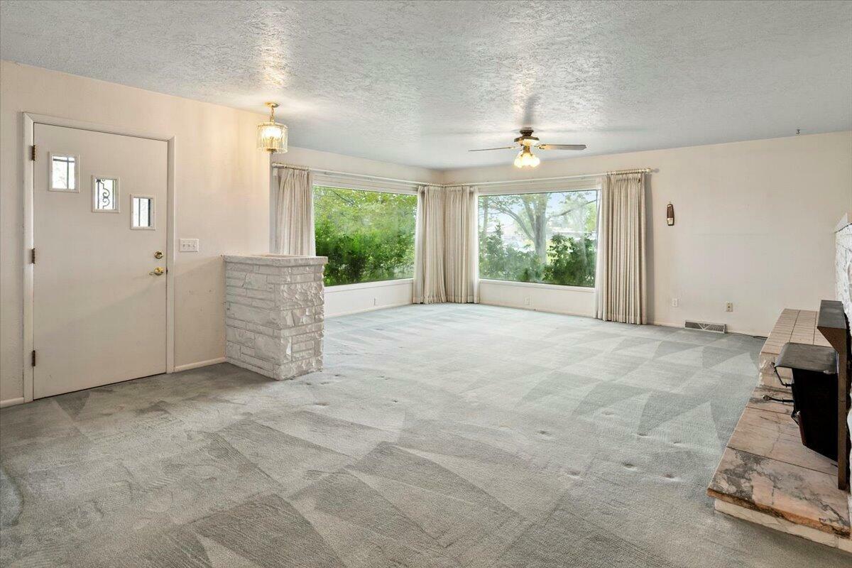 Property Photo: 1406 SW 12th Street OR 97756