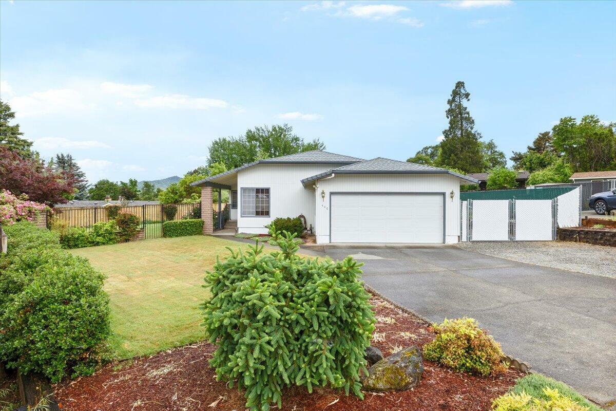 Property Photo: 446 NE Sovereign Avenue OR 97526
