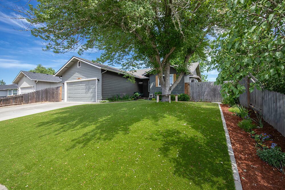 Property Photo: 2126 SW Webster Road OR 97526