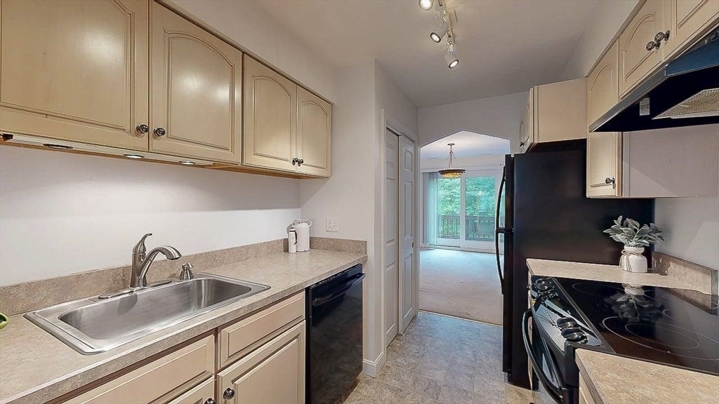 Property Photo: 33 Cobblestone Lane 33 MA 01606