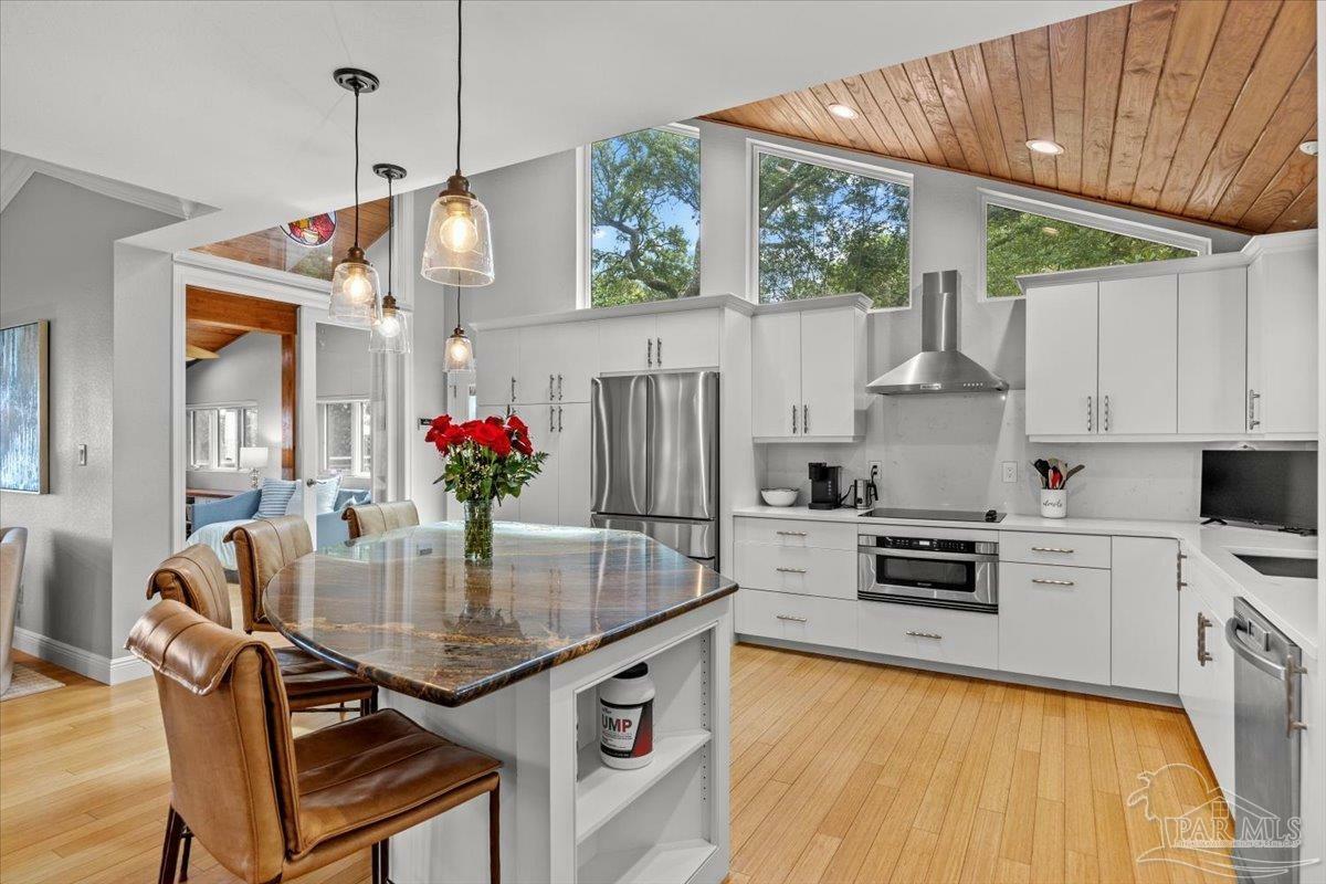 Property Photo: 2424 W Bayshore Rd FL 32563