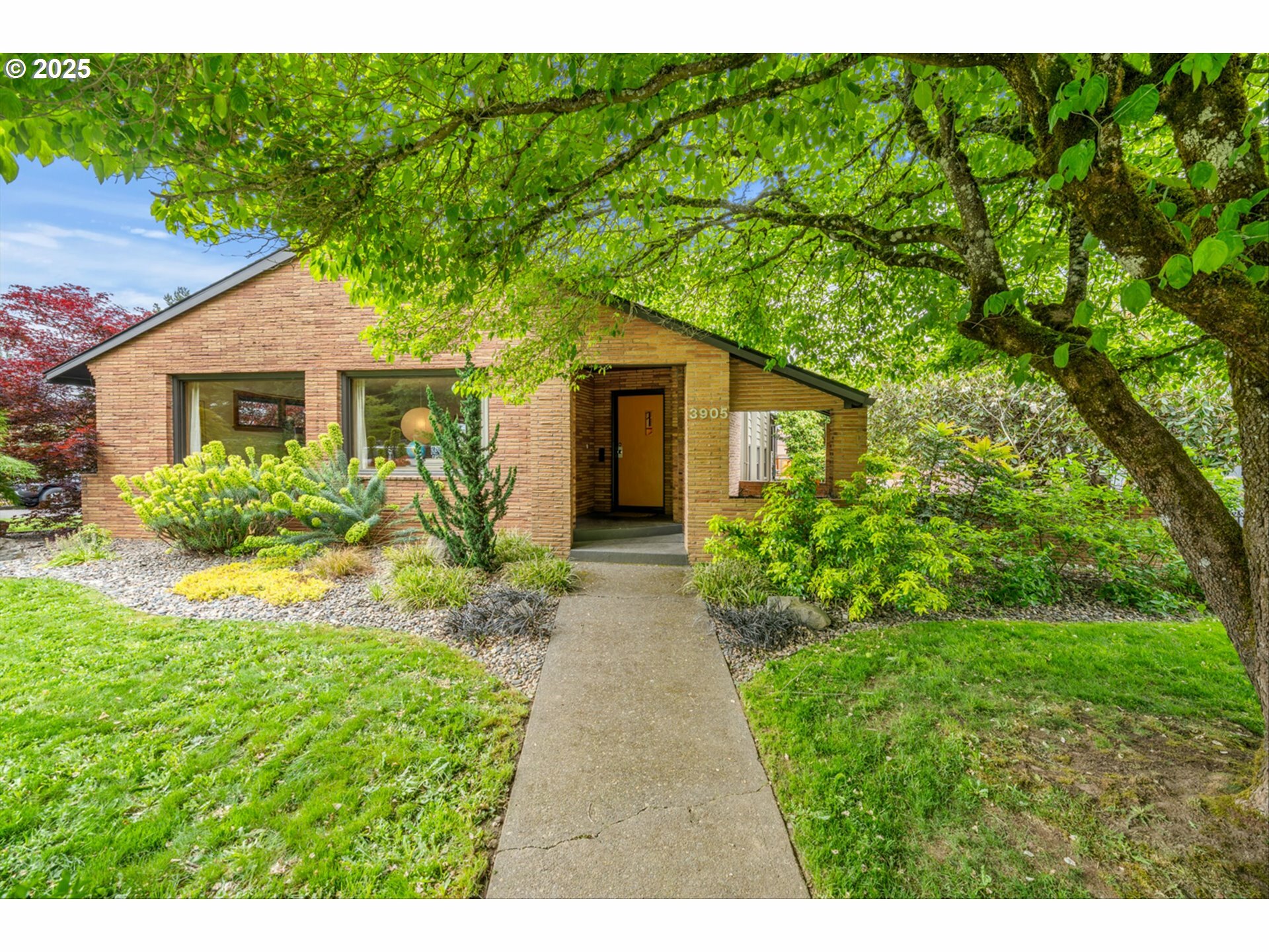 Property Photo: 3905 NE Holman St OR 97211