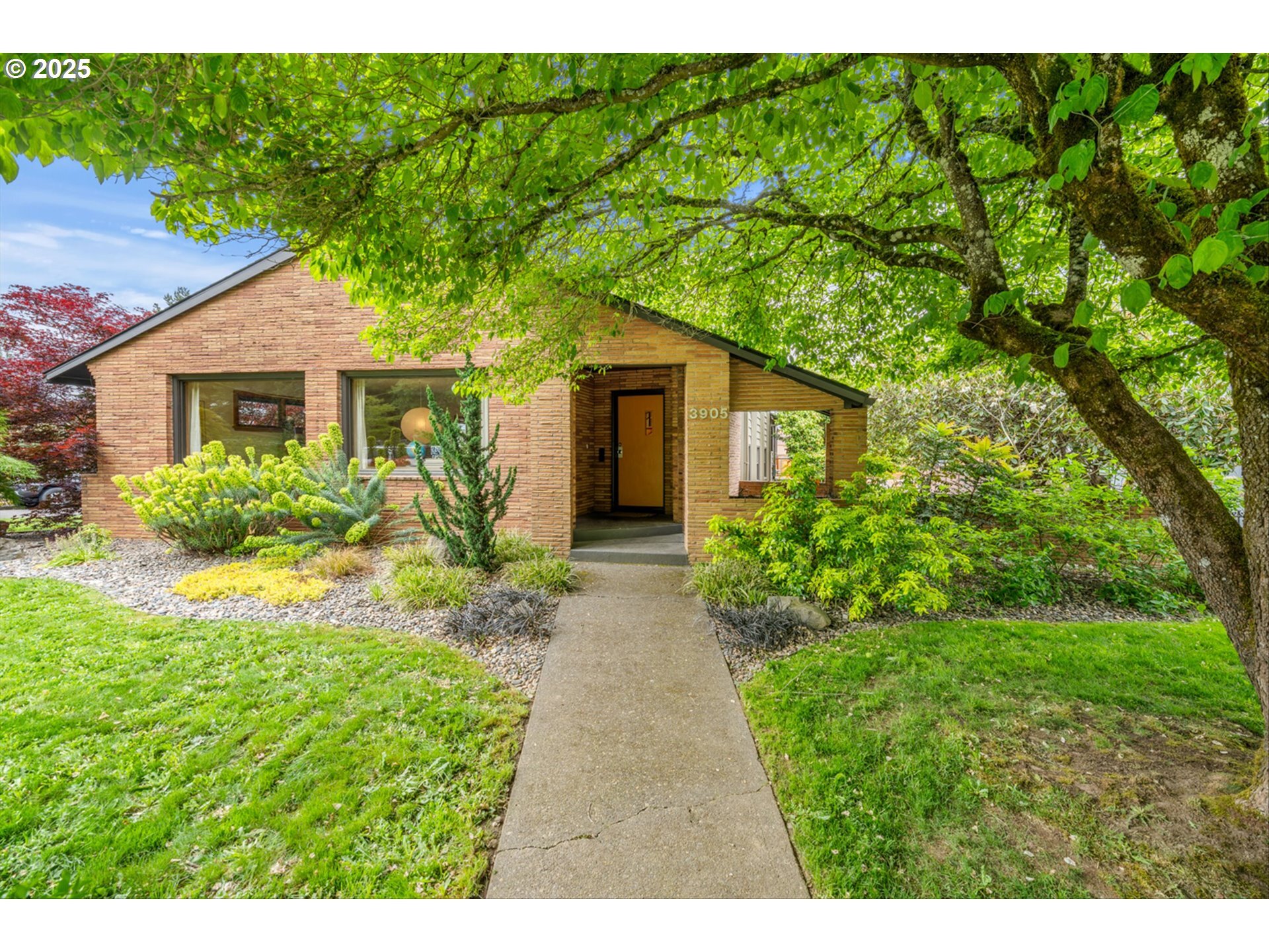 Property Photo:  3905 NE Holman St  OR 97211 