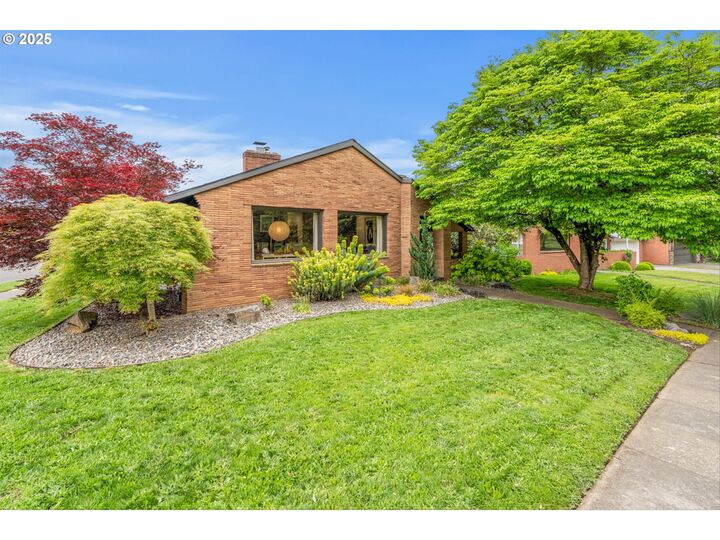 Property Photo: 3905 NE Holman St OR 97211