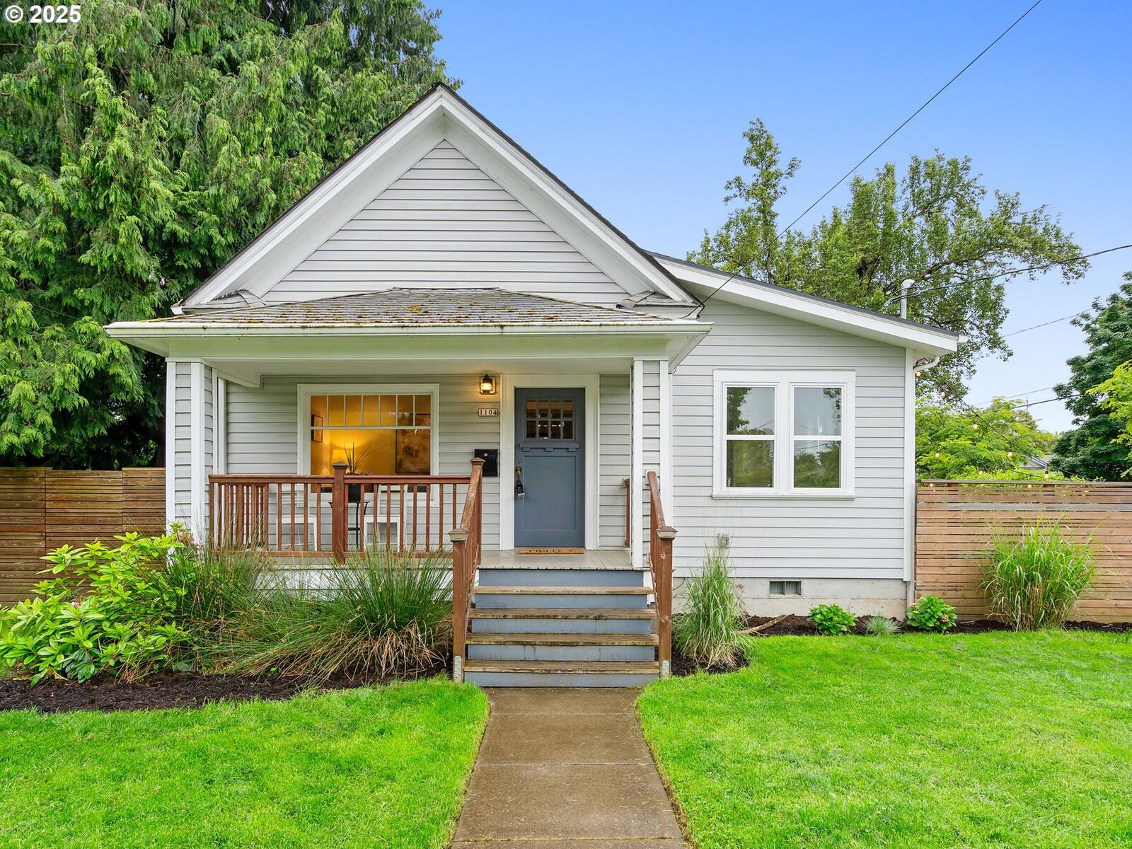 Property Photo:  1104 SE Miller St  OR 97202