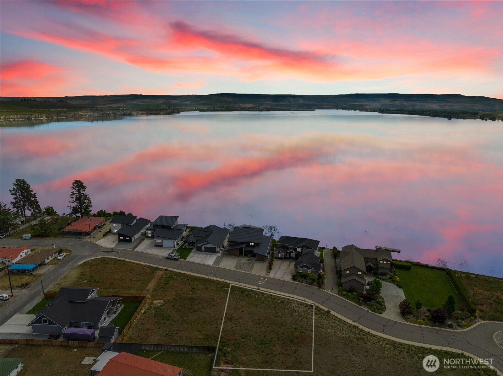 Property Photo: 713 1st Street S WA 98812