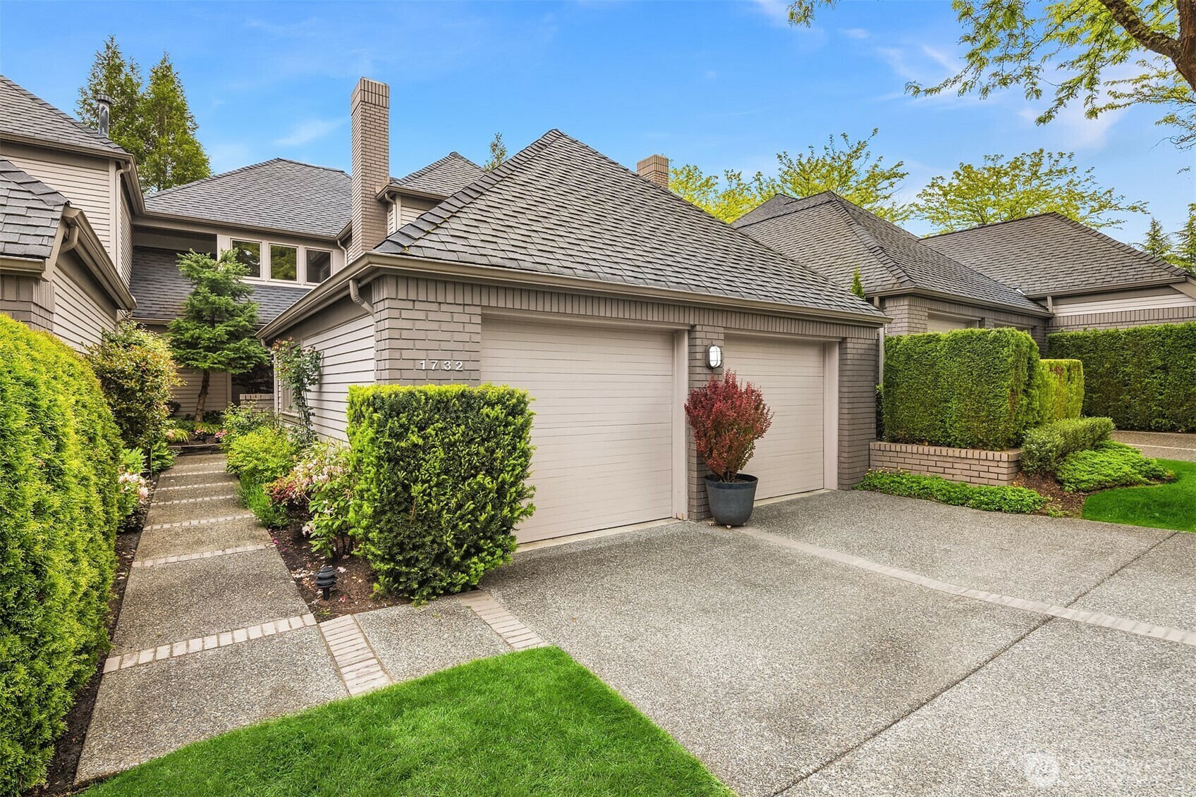 Property Photo: 1732 Bellevue Way NE WA 98004