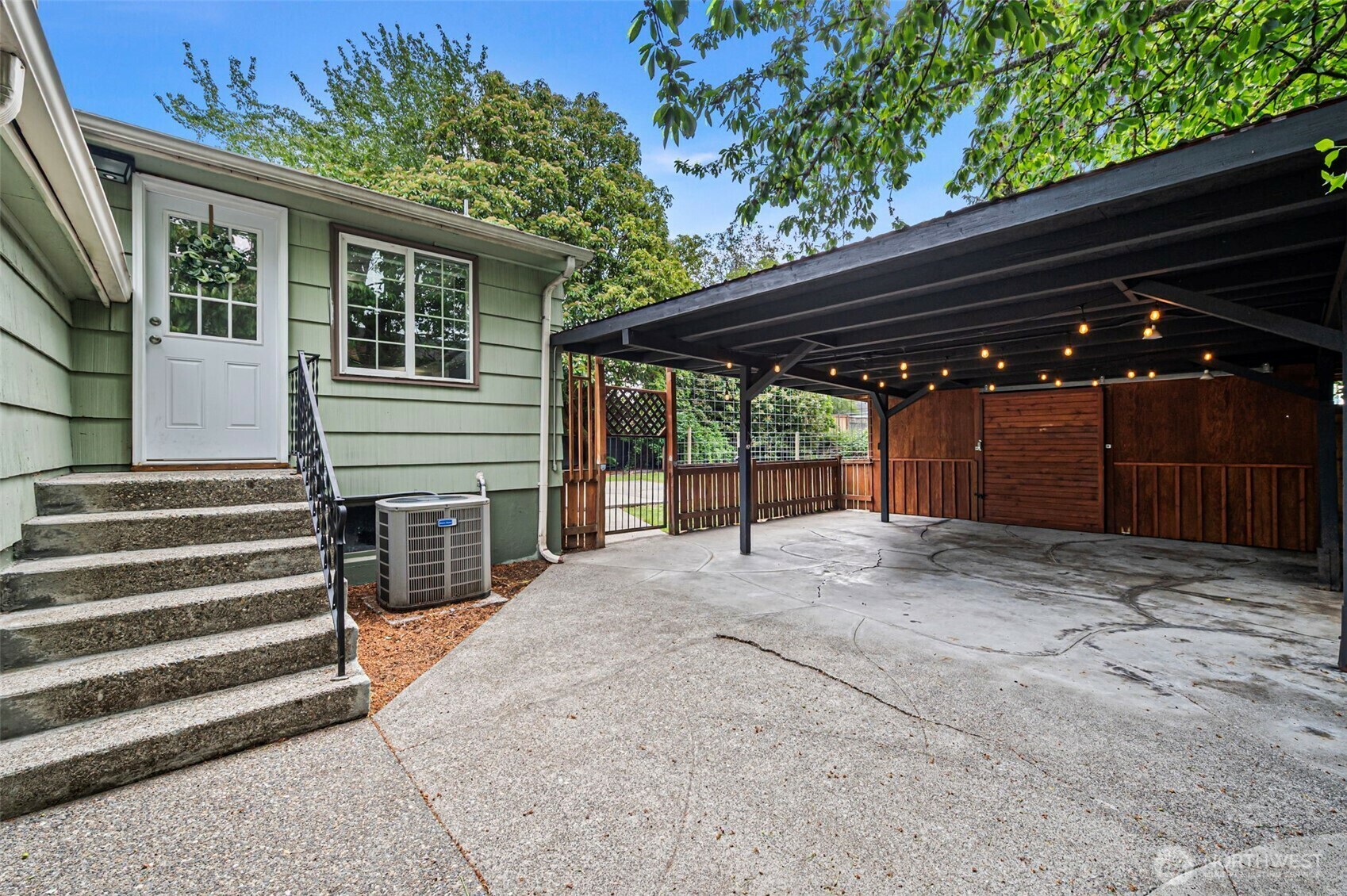 Property Photo:  706  4th Street NE  WA 98372 