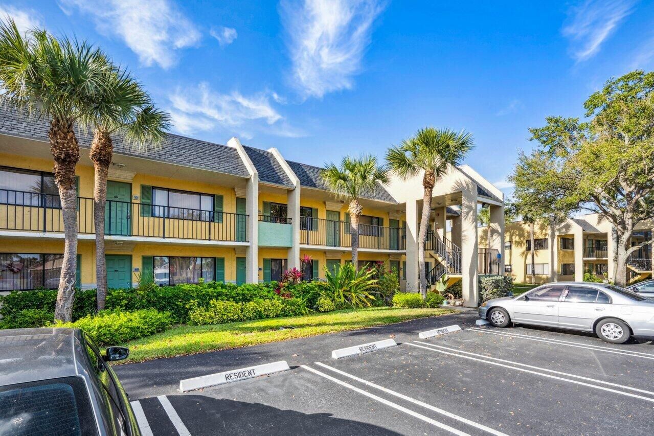 Property Photo:  1618 Meadows Circle W  FL 33436