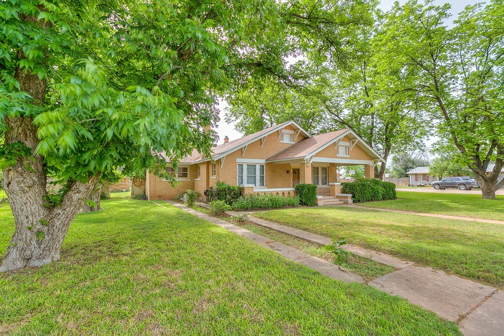 Property Photo: 623 S Washington St TX 76933