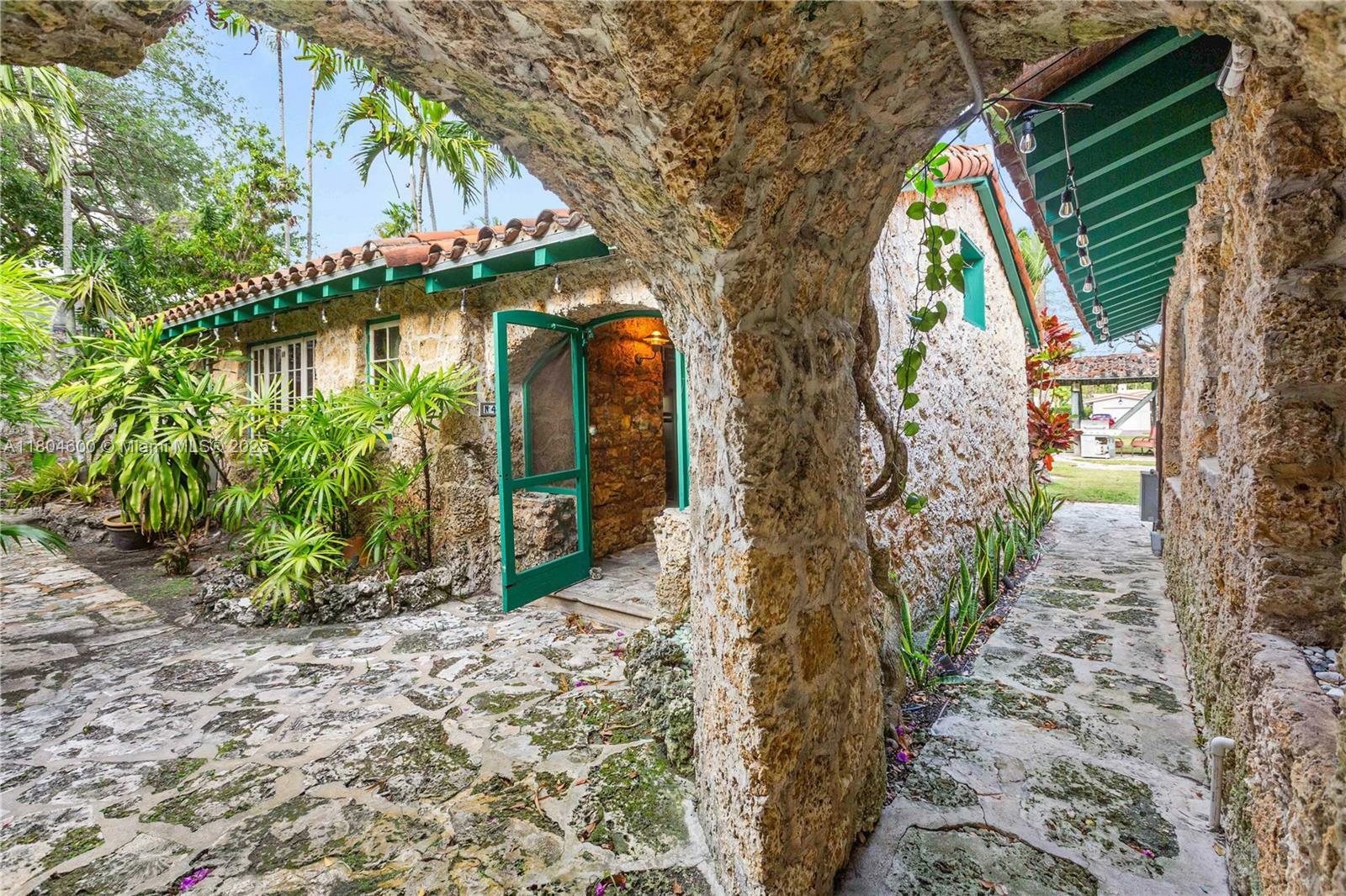 Property Photo: 1301 Milan Ave Villa # 2 FL 33134