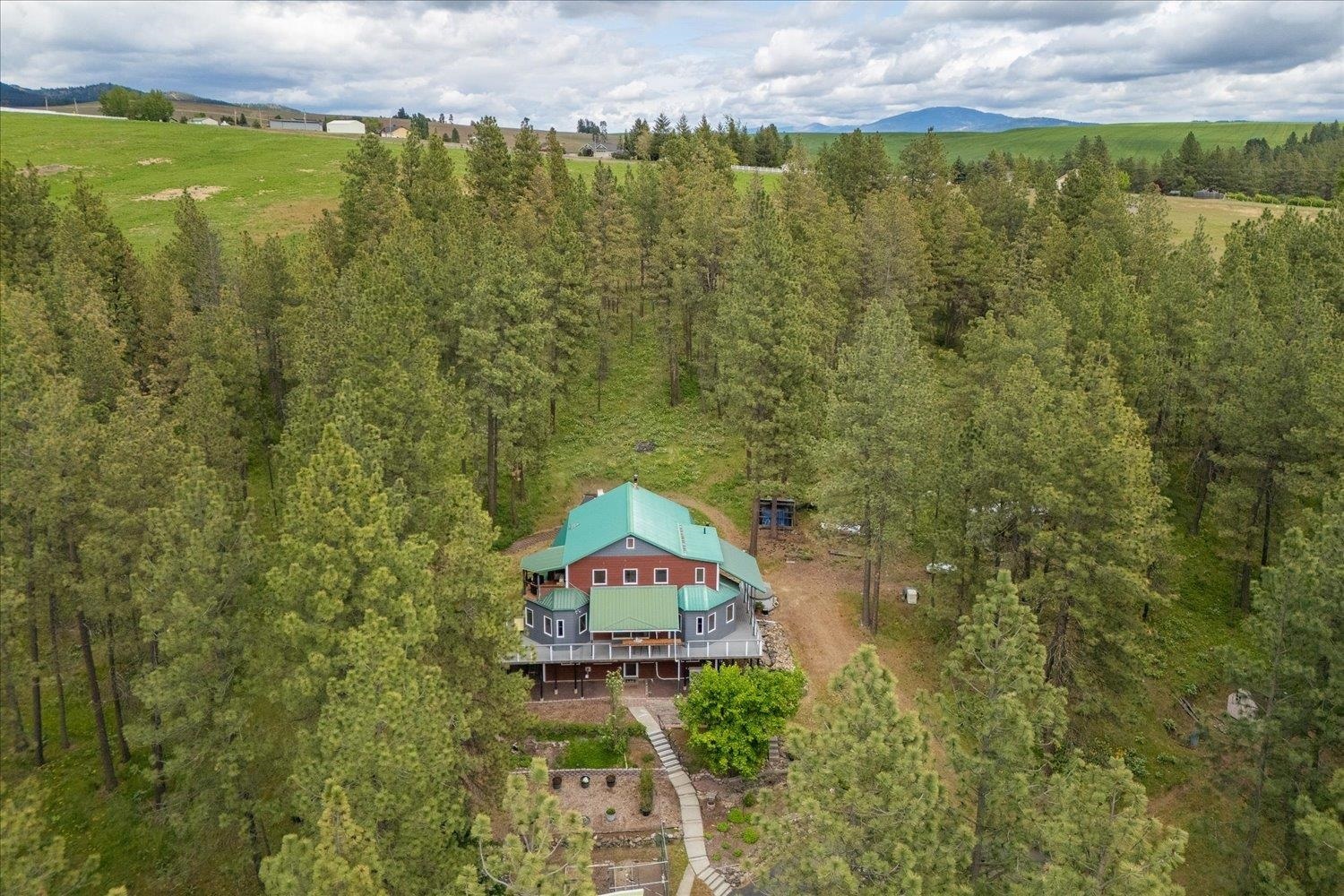 Property Photo: 5217 E Stoughton Rd WA 99036
